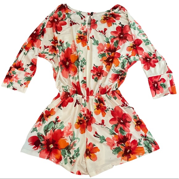 Women’s Floral Romper With Pockets Size Medium - Picture 3 of 3